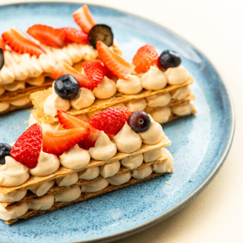 Mil folhas de doce d eleite com coulis de frutas vermelhas (5)